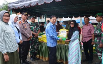 Wabup Tapsel Jafar Syahbuddin Ritonga, bersama Sekda Sofyan Adil, Kepala Dinas Ketahanan Pangan Efrida Yanti Pakpahan, Kepala Dinas Perdanganan, Koperasi, dan UKM Tapsel Novita Sari Wahyuni, Kapolsek Sipirok, Iptu Aswin Manurung, saat menyalurkan beras murah kepada masyarakat dalam program GPM serentak secara nasional