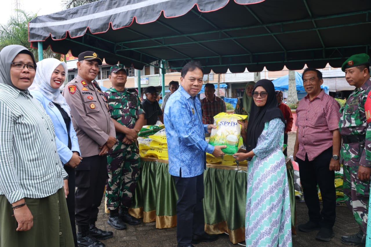Wabup Tapsel Jafar Syahbuddin Ritonga, bersama Sekda Sofyan Adil, Kepala Dinas Ketahanan Pangan Efrida Yanti Pakpahan, Kepala Dinas Perdanganan, Koperasi, dan UKM Tapsel Novita Sari Wahyuni, Kapolsek Sipirok, Iptu Aswin Manurung, saat menyalurkan beras murah kepada masyarakat dalam program GPM serentak secara nasional