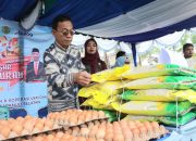 Bupati Tapsel, Gus Irawan Pasaribu, saat meninjau gelaran pasar murah di Alun-alun Pardomuan, Kecamatan Sipirok