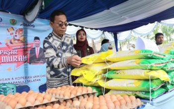 Bupati Tapsel, Gus Irawan Pasaribu, saat meninjau gelaran pasar murah di Alun-alun Pardomuan, Kecamatan Sipirok