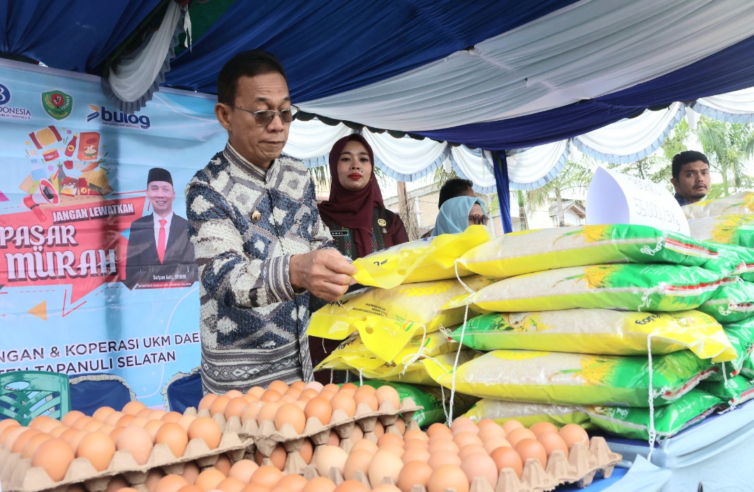 Bupati Tapsel, Gus Irawan Pasaribu, saat meninjau gelaran pasar murah di Alun-alun Pardomuan, Kecamatan Sipirok