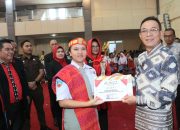 Bupati Tapsel, Gus Irawan Pasaribu, menyerahkan piagam penghargaan kepada juara 1 lomba paduan suara tingkat SMA/Sederajat