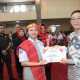 Bupati Tapsel, Gus Irawan Pasaribu, menyerahkan piagam penghargaan kepada juara 1 lomba paduan suara tingkat SMA/Sederajat