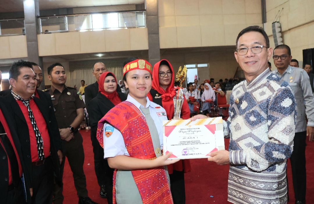 Bupati Tapsel, Gus Irawan Pasaribu, menyerahkan piagam penghargaan kepada juara 1 lomba paduan suara tingkat SMA/Sederajat