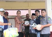 Bupati Tapsel, Gus Irawan Pasaribu, menyerahkan peralatan olahraga sebagai bentuk dukungan dalam mengembangkan bidang olahraga saat pembukaan Turnamen Arse Cup 2025 untuk kategori Sepakbola U-12