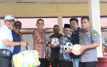 Bupati Tapsel, Gus Irawan Pasaribu, menyerahkan peralatan olahraga sebagai bentuk dukungan dalam mengembangkan bidang olahraga saat pembukaan Turnamen Arse Cup 2025 untuk kategori Sepakbola U-12