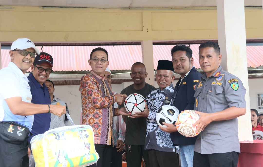 Bupati Tapsel, Gus Irawan Pasaribu, menyerahkan peralatan olahraga sebagai bentuk dukungan dalam mengembangkan bidang olahraga saat pembukaan Turnamen Arse Cup 2025 untuk kategori Sepakbola U-12