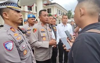 Kapolres Tapsel, AKBP Yon Edi Winara, didampingi Kasat Lantas AKP Danil Saragih, Kasat Reskrim AKP Hardiyanto, Kasat Intelkam AKP Oloan Lubis, Kasi Propam Ipda M Hutabarat, KBO Satreskrim Iptu TP Saragih, dan lainnya, saat diwawancarai awak media terkait video viral dugaan praktik Pungli di Batu Jomba