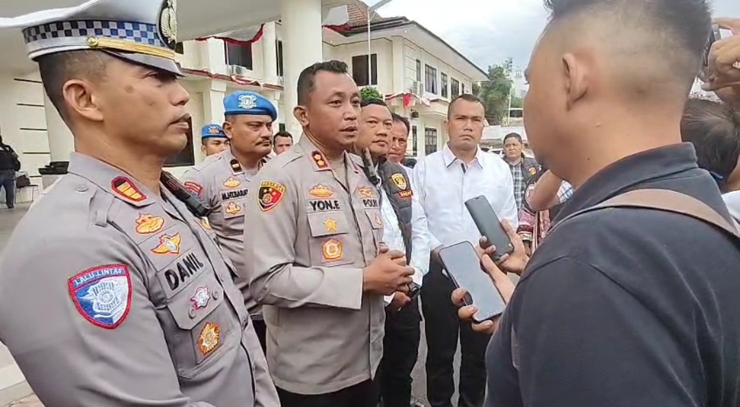 Kapolres Tapsel, AKBP Yon Edi Winara, didampingi Kasat Lantas AKP Danil Saragih, Kasat Reskrim AKP Hardiyanto, Kasat Intelkam AKP Oloan Lubis, Kasi Propam Ipda M Hutabarat, KBO Satreskrim Iptu TP Saragih, dan lainnya, saat diwawancarai awak media terkait video viral dugaan praktik Pungli di Batu Jomba