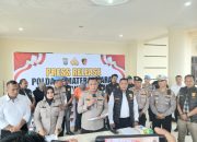 Kapolres Tapsel AKBP Yon Edi Winara, didampingi Kasat Reskrim AKP Hardiyanto, Kasat Intelkam AKP Oloan Lubis, Kasat Lantas AKP Danil Saragih, Kasat Samapta Iptu Edy Sofyan Nasution, Kasi Propam Ipda M Hutabarat, SH, Kasi Humas Ipda Amalisa Nofriyanti Siregar, Kanit I Pidum Ipda Bambang Rahmadi, dan lainnya saat memaparkan pengungkapan kasus pembunuhan sadis terhadap seorang wanita paruh baya di Paluta kepada wartawan