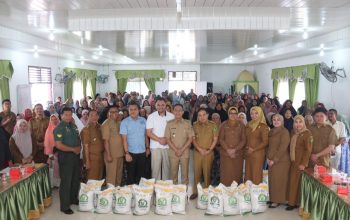 Bupati Tapsel, Gus Irawan Pasaribu, didampingi Wakil Bupati Jafar Syahbuddin Ritonga, bersama Perum Bulog Cabang Padangsidimpuan menghadiri launching penyaluran bantuan beras kepada 18.844 KPM di Kecamatan Sipirok
