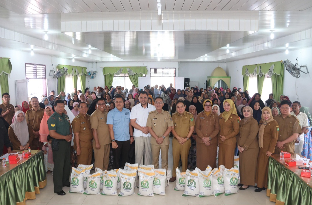 Bupati Tapsel, Gus Irawan Pasaribu, didampingi Wakil Bupati Jafar Syahbuddin Ritonga, bersama Perum Bulog Cabang Padangsidimpuan menghadiri launching penyaluran bantuan beras kepada 18.844 KPM di Kecamatan Sipirok