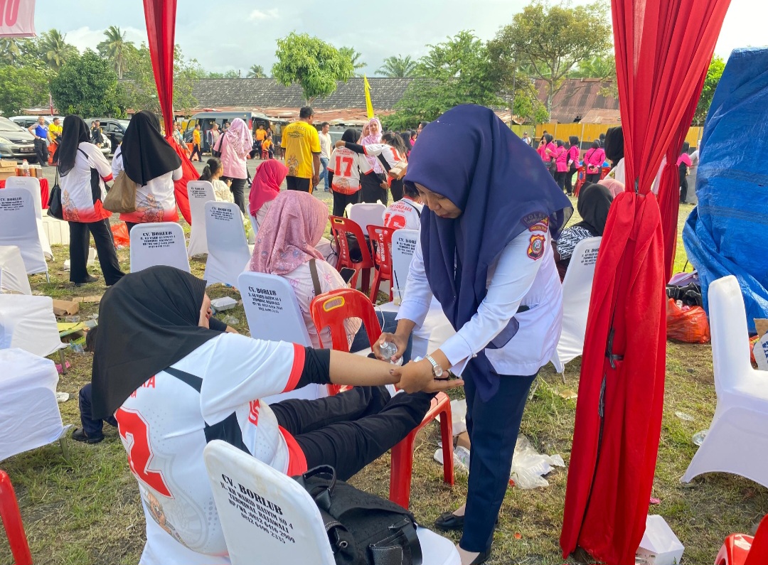 Tim Medis Sidokkes Polres Tapsel saat memberikan pelayanan kesehatan di gelaran Turnamen Volly Cup Bhayangkari Sumut