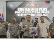 Kapolres Tapsel, AKBP Yon Edi Winara, didampingi Waka Polres Tapsel Kompol Muslim Amin, Kabag Ops AKP Jasama H Sidabutar, Kasat Reskrim AKP Hardiyanto, Kasi Propam Ipda M Hutabarat, dan lainnya menunjukkan barang bukti tindak pidana dugaan asusila di lingkungan Pondok Pesantren saat konferensi pers bersama awak media