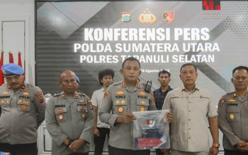 Kapolres Tapsel, AKBP Yon Edi Winara, didampingi Waka Polres Tapsel Kompol Muslim Amin, Kabag Ops AKP Jasama H Sidabutar, Kasat Reskrim AKP Hardiyanto, Kasi Propam Ipda M Hutabarat, dan lainnya menunjukkan barang bukti tindak pidana dugaan asusila di lingkungan Pondok Pesantren saat konferensi pers bersama awak media