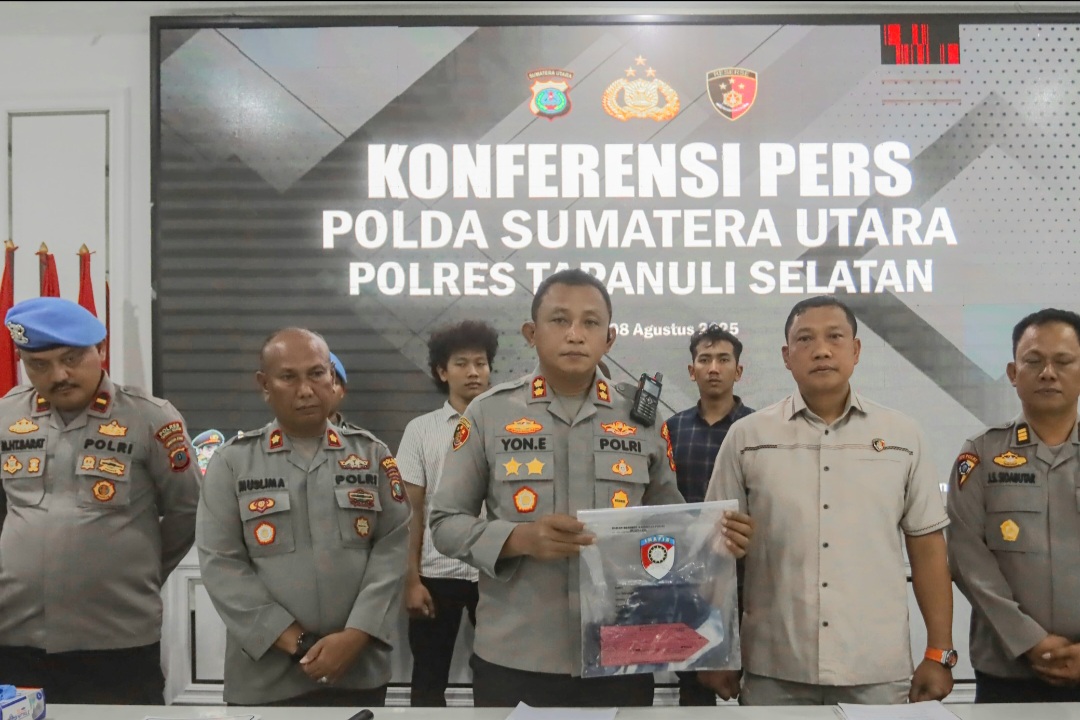 Kapolres Tapsel, AKBP Yon Edi Winara, didampingi Waka Polres Tapsel Kompol Muslim Amin, Kabag Ops AKP Jasama H Sidabutar, Kasat Reskrim AKP Hardiyanto, Kasi Propam Ipda M Hutabarat, dan lainnya menunjukkan barang bukti tindak pidana dugaan asusila di lingkungan Pondok Pesantren saat konferensi pers bersama awak media
