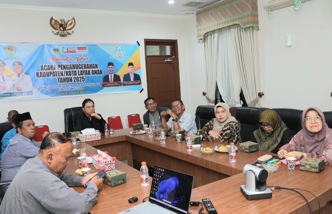Wakil Bupati Tapsel, Jafar Syahbuddin Ritonga, bersama jajaran saat mengikuti pengumuman penghargaan KLA 2025 secara daring dari Kementerian PPPA RI