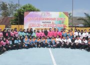 Para peserta Turnamen Voli Cup Bhayangkari Sumut dalam rangka memperingati HKGB ke-73 tahun 2025 berfoto bersama usai pertandingan