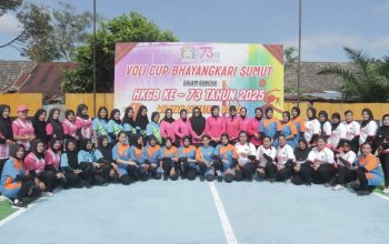 Para peserta Turnamen Voli Cup Bhayangkari Sumut dalam rangka memperingati HKGB ke-73 tahun 2025 berfoto bersama usai pertandingan