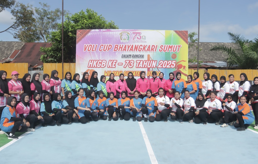 Para peserta Turnamen Voli Cup Bhayangkari Sumut dalam rangka memperingati HKGB ke-73 tahun 2025 berfoto bersama usai pertandingan