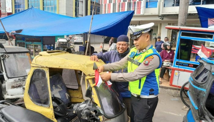 Sentuhan Humanis Polantas Sambut HUT RI ke-80: Bendera Merah Putih Berkibar di Becak Padangsidimpuan