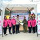 Kapolsek Batang Toru, AKP PM Siboro, didampingi para Pengurus Bhayangkari, saat menyerahkan sekarung beras murah bagi warga yang membutuhkan di sela program GPM di wilayah hukumnya