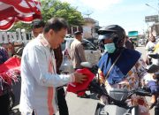 Wakil Bupati Tapsel, Jafar Syahbuddin Ritonga, membagikan bendera merah putih dalam rangka menyemarakkan HUT Kemerdekaan RI ke-80 tahun 2025