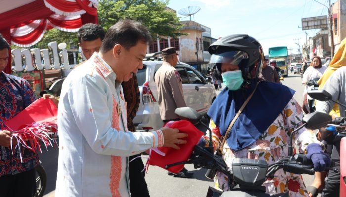 Wakil Bupati Tapsel Turun ke Jalan Bagikan 500 Bendera Merah Putih