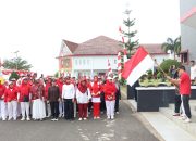 Wakil Bupati Tapsel, Jafar Syahbuddin Ritonga, melepas ribuan peserta jalan santai dalam rangka menyemarakkan HUT Kemerdekaan RI ke-80 sekaligus menyambut Hari Jadi Kabupaten Tapsel yang ke-75