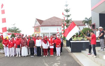 Wakil Bupati Tapsel, Jafar Syahbuddin Ritonga, melepas ribuan peserta jalan santai dalam rangka menyemarakkan HUT Kemerdekaan RI ke-80 sekaligus menyambut Hari Jadi Kabupaten Tapsel yang ke-75