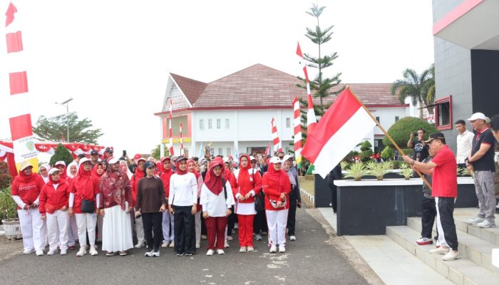 Wakil Bupati Tapsel Lepas Ribuan Peserta Jalan Santai Sambut HUT RI