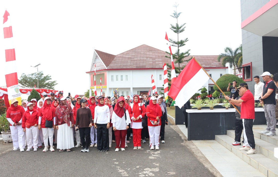 Wakil Bupati Tapsel, Jafar Syahbuddin Ritonga, melepas ribuan peserta jalan santai dalam rangka menyemarakkan HUT Kemerdekaan RI ke-80 sekaligus menyambut Hari Jadi Kabupaten Tapsel yang ke-75