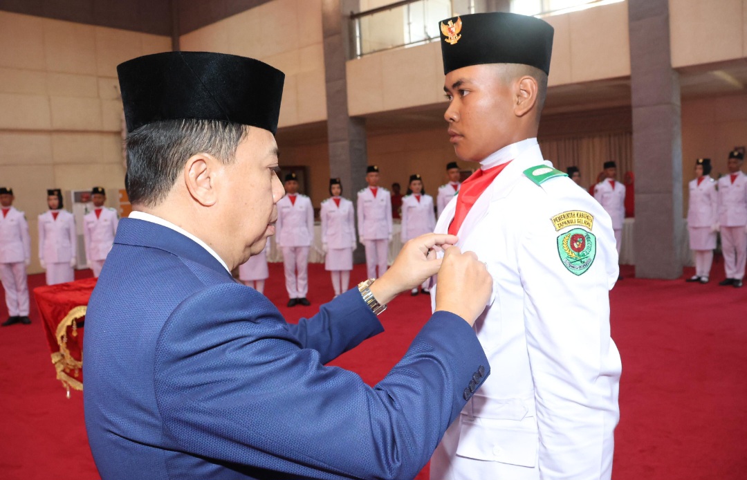 Wabup Tapsel, Jafar Syahbuddin Ritonga, mengukuhkan salah seorang perwakilan Paskibra