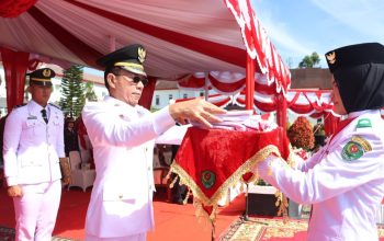 Bupati Tapsel, Gus Irawan Pasaribu, saat menyerahkan Sang Saka Merah Putih ke Paskibra