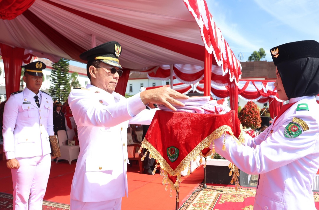 Bupati Tapsel, Gus Irawan Pasaribu, saat menyerahkan Sang Saka Merah Putih ke Paskibra