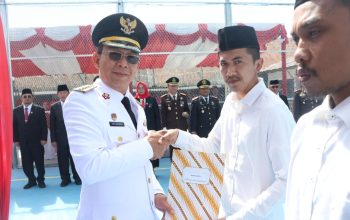 Bupati Tapsel, Gus Irawan Pasaribu, menyerahkan remisi ke WBP secara simbolis