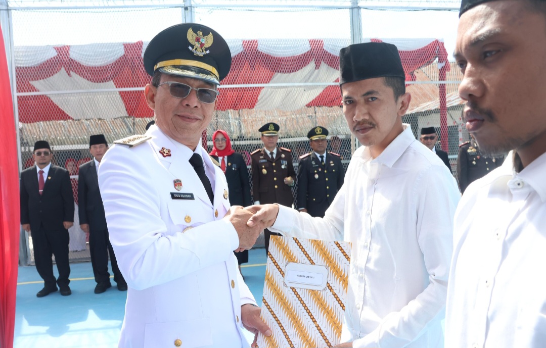 Bupati Tapsel, Gus Irawan Pasaribu, menyerahkan remisi ke WBP secara simbolis
