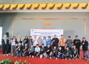 Manager Community Development PTAR, Rohani Simbolon, bersama Kepala Dinas Ketenagakerjaan Tapsel, Achmad Raja Nasution, Kepala UPTD BLK Tapsel, Mina Hutasoit, Camat Batang Toru Mara Tinggi, serta menghadirkan pemateri yaitu, Owner Tyyana Coffe, Abdul Wahid Harahap, berfoto bersama 16 peserta saat pembukaan pelatihan barista kopi di Sopo Daganak