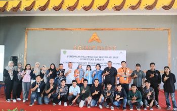 Manager Community Development PTAR, Rohani Simbolon, bersama Kepala Dinas Ketenagakerjaan Tapsel, Achmad Raja Nasution, Kepala UPTD BLK Tapsel, Mina Hutasoit, Camat Batang Toru Mara Tinggi, serta menghadirkan pemateri yaitu, Owner Tyyana Coffe, Abdul Wahid Harahap, berfoto bersama 16 peserta saat pembukaan pelatihan barista kopi di Sopo Daganak