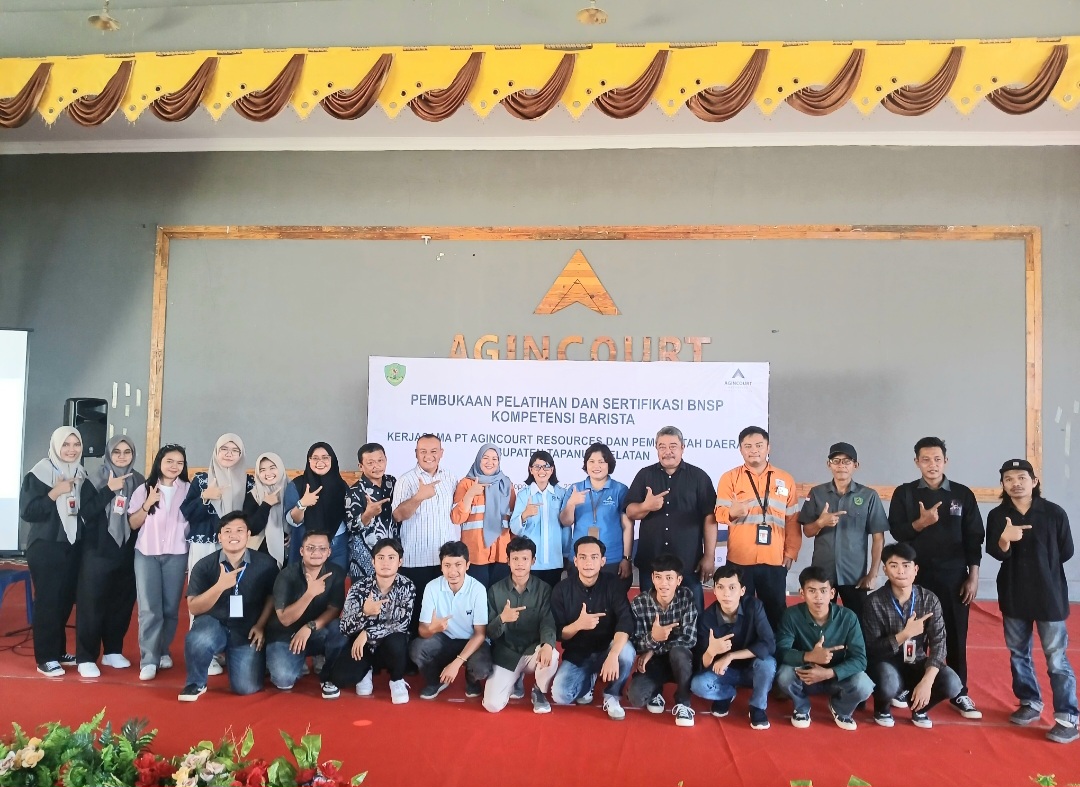 Manager Community Development PTAR, Rohani Simbolon, bersama Kepala Dinas Ketenagakerjaan Tapsel, Achmad Raja Nasution, Kepala UPTD BLK Tapsel, Mina Hutasoit, Camat Batang Toru Mara Tinggi, serta menghadirkan pemateri yaitu, Owner Tyyana Coffe, Abdul Wahid Harahap, berfoto bersama 16 peserta saat pembukaan pelatihan barista kopi di Sopo Daganak