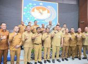 Wabup Tapsel, Jafar Syahbuddin Ritonga, bersama Gubernur, M Bobby Afif Nasution, dan Kepala Daerah lainnya foto bersama usai mengikuti forum 8 Gubernur percepatan eliminasi TBC yang digelar di Kemendagri