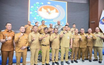 Wabup Tapsel, Jafar Syahbuddin Ritonga, bersama Gubernur, M Bobby Afif Nasution, dan Kepala Daerah lainnya foto bersama usai mengikuti forum 8 Gubernur percepatan eliminasi TBC yang digelar di Kemendagri