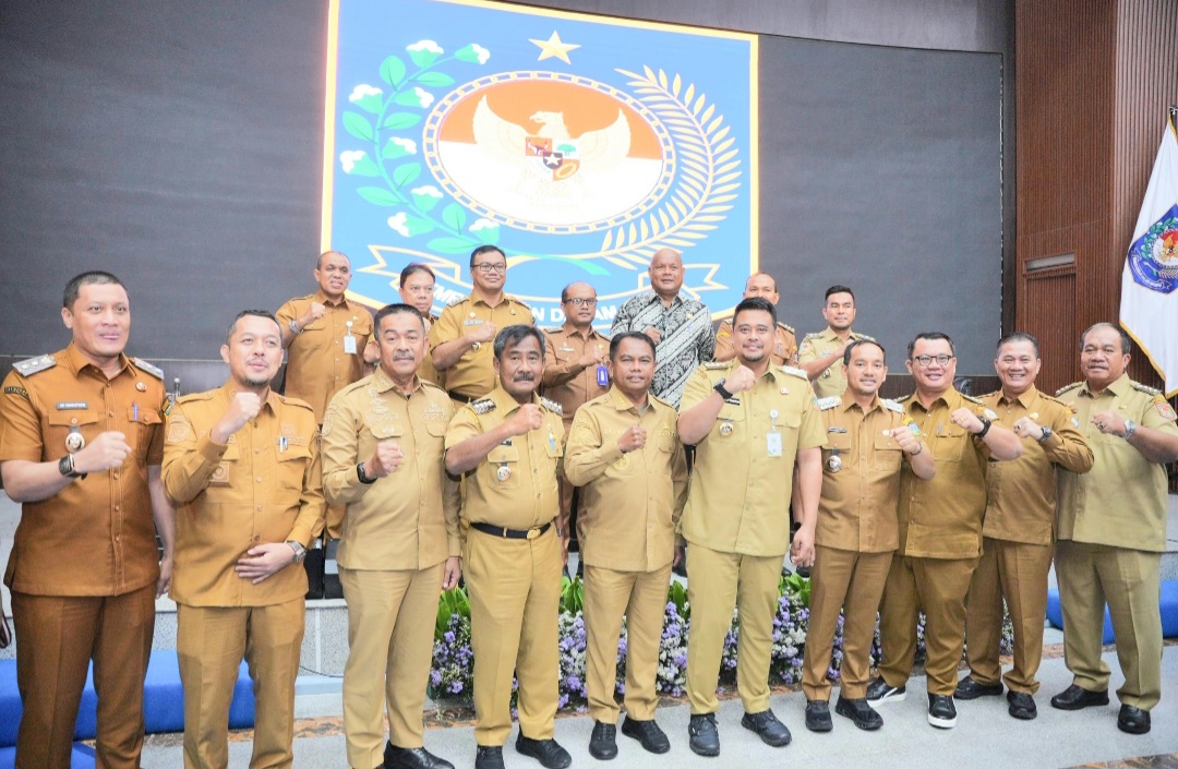 Wabup Tapsel, Jafar Syahbuddin Ritonga, bersama Gubernur, M Bobby Afif Nasution, dan Kepala Daerah lainnya foto bersama usai mengikuti forum 8 Gubernur percepatan eliminasi TBC yang digelar di Kemendagri