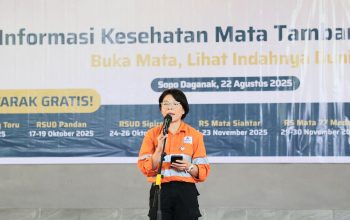 Senior Manager Community PTAR, Christine Pepah, tengah memberikan sambutan saat Pekan Informasi Kesehatan Mata yang digelar di Sopo Daganak, Batang Toru