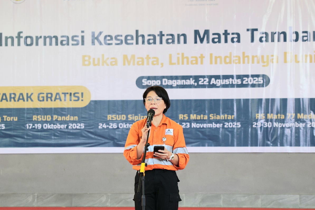 Senior Manager Community PTAR, Christine Pepah, tengah memberikan sambutan saat Pekan Informasi Kesehatan Mata yang digelar di Sopo Daganak, Batang Toru