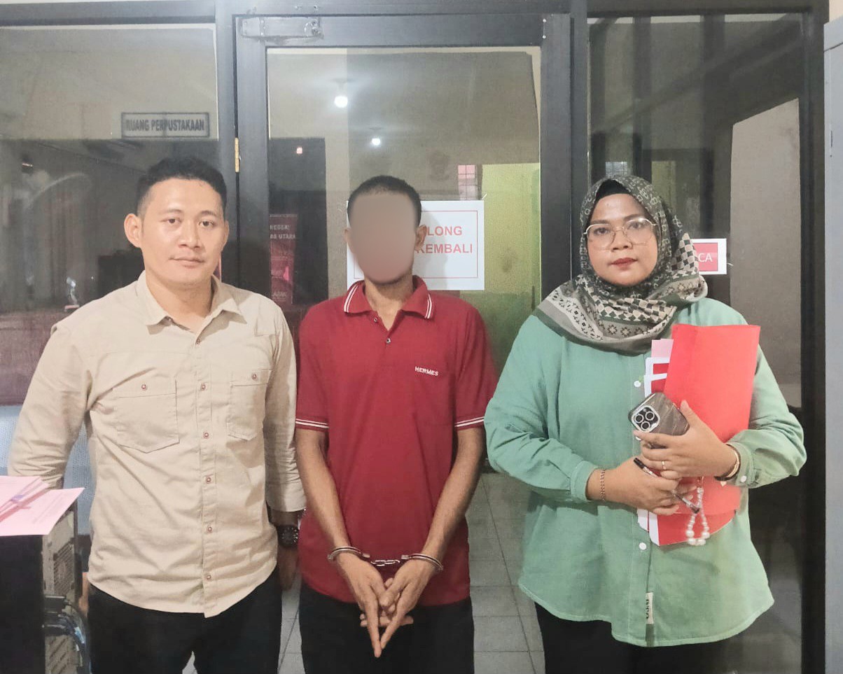 Unit Reskrim Polsek Padang Bolak saat menyerahkan tersangka tindak pidana pencurian berinisial, ES ke Kejari Paluta yang diterima, JPU Puja Br Tarigan