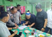 Keluarga korban seorang pria yang ditemukan meninggal dunia dalam keadaan telungkup di kebun di Desa Sibongbong saat menandatangani surat pernyataan resmi penolakan untuk dilakukan otopsi di hadapan Kanit Pidum Sat Reskrim Polres Tapsel, Ipda Bambang Rahmadi, Kanit Reskrim Polsek Batang Angkola, Ipda Ansor Harahap, Kaur Identifikasi, Aiptu Irawadi, dan lainnya