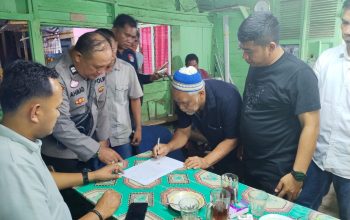 Keluarga korban seorang pria yang ditemukan meninggal dunia dalam keadaan telungkup di kebun di Desa Sibongbong saat menandatangani surat pernyataan resmi penolakan untuk dilakukan otopsi di hadapan Kanit Pidum Sat Reskrim Polres Tapsel, Ipda Bambang Rahmadi, Kanit Reskrim Polsek Batang Angkola, Ipda Ansor Harahap, Kaur Identifikasi, Aiptu Irawadi, dan lainnya