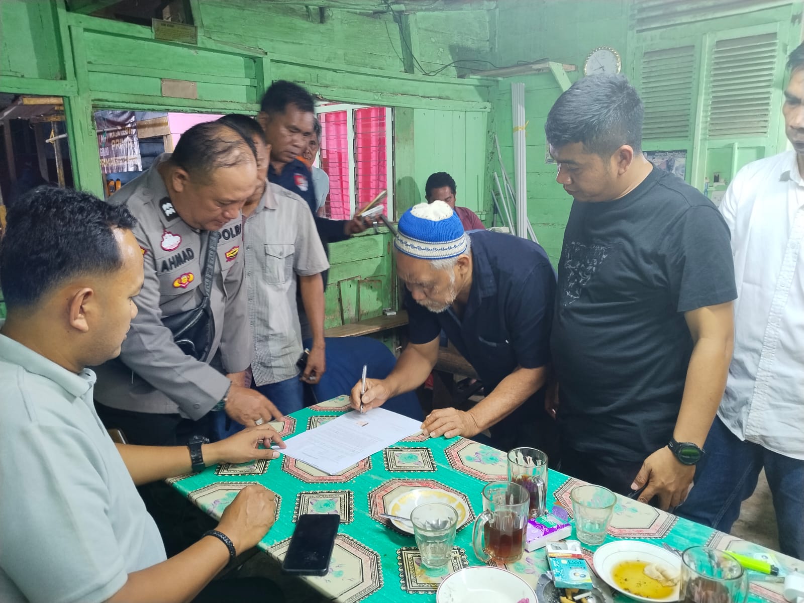 Keluarga korban seorang pria yang ditemukan meninggal dunia dalam keadaan telungkup di kebun di Desa Sibongbong saat menandatangani surat pernyataan resmi penolakan untuk dilakukan otopsi di hadapan Kanit Pidum Sat Reskrim Polres Tapsel, Ipda Bambang Rahmadi, Kanit Reskrim Polsek Batang Angkola, Ipda Ansor Harahap, Kaur Identifikasi, Aiptu Irawadi, dan lainnya