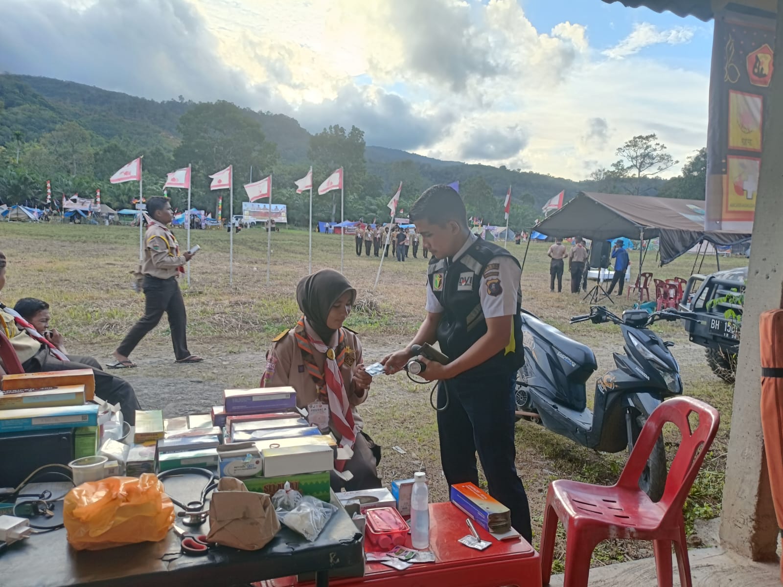 Tim Dokkes tampak siaga dalam memberikan pelayanan kesehatan kepada peserta Upacara penutupan Perkemahan Bhakti Saka Bhayangkara Polres Tapsel